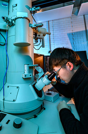 Chang Liu is working in Chen’s liquid-phase transmission electron microscopy laboratory. 