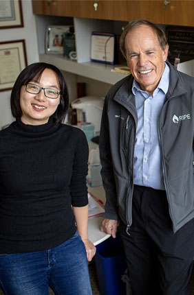 Postdoctoral Researcher Yu Wang (left) and Ikenberry Endowed Professor Stephen Long (right) 
