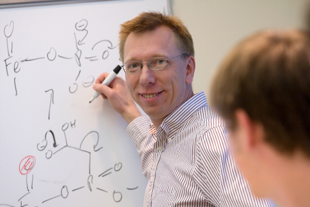 Chemistry professor Wilfred van der Donk and his colleagues developed a new method for generating large libraries of unique cyclic compounds.  Chemistry professor Wilfred van der Donk and his colleagues developed a new method for generating large libraries of unique cyclic compounds.