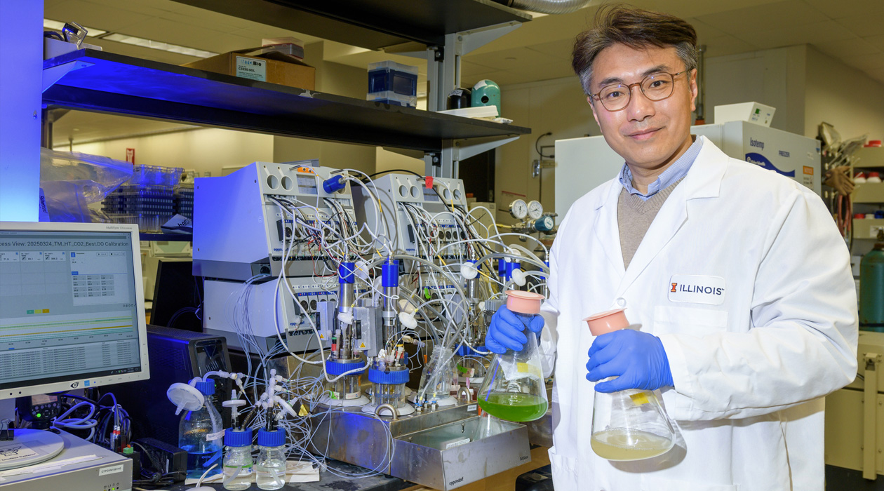 A research team led by food science and human nutrition professor Yong-Su Jin combined the special attributes of E. coli with the photosynthetic capabilities of microalgae to take in carbon dioxide and convert it to useful biological chemicals. Photo by Craig Pessman