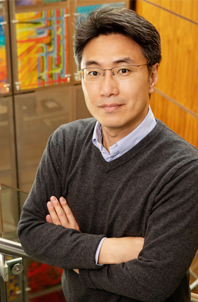 Professor of food science and human nutrition Yong-Su Jin led a team that developed a methodology for efficiently converting the hemicellulose in switchgrass into high-value bioproducts using an engineered yeast and the acetate and xylose from the plants’ cell walls. U. of I. alumnus Liang Sun was the first author of the study.