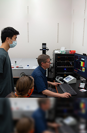 Researchers use the Minflux microscope, which is housed at the IGB