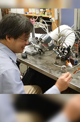 Graduate student Wen-Yen Wu conducts an electroantennography (EAG) assay—a method to measure how insects respond to different odors by recording electrical activity in their antennae