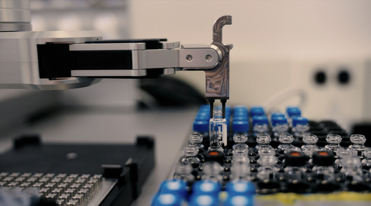 A robot positions "bloccs" for assembly via automated, iterative carbon-carbon bond formation. Credit: Molecule Maker Lab