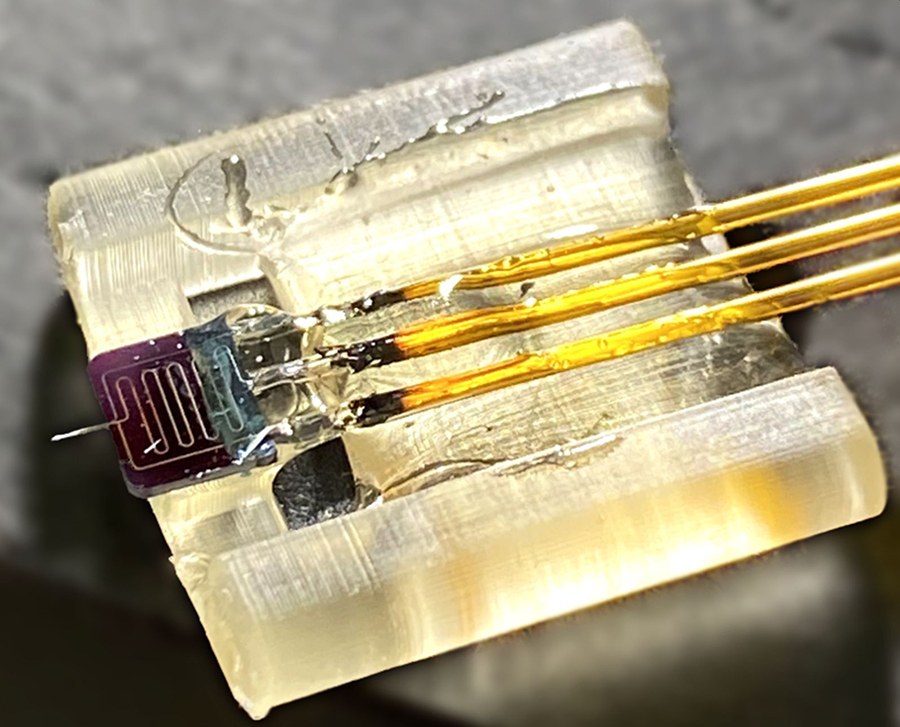 Prototype of a silicon neurochemical probe