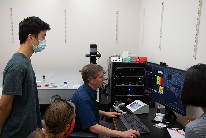 IGB researchers use the Miniflux microscope, which is housed at the IGB. 