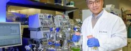 A research team led by food science and human nutrition professor Yong-Su Jin combined the special attributes of E. coli with the photosynthetic capabilities of microalgae to take in carbon dioxide and convert it to useful biological chemicals. Photo by Craig Pessman